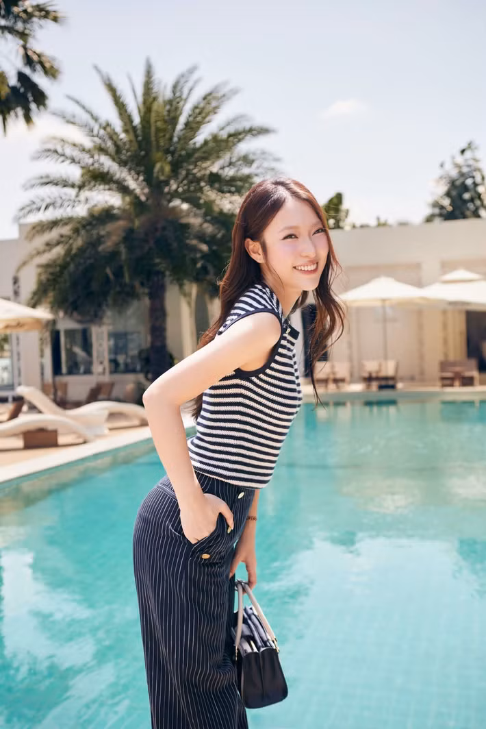 Nhắc đến những gương mặt trẻ nổi bật hiện nay, Khánh Vy là cái tên được đông đảo khán giả yêu mến. Cô từng được biết đến với biệt danh “hot girl 7 thứ tiếng” nhờ khả năng ngoại ngữ ấn tượng và phong thái tự tin trước ống kính. Ảnh: FB Khánh Vy