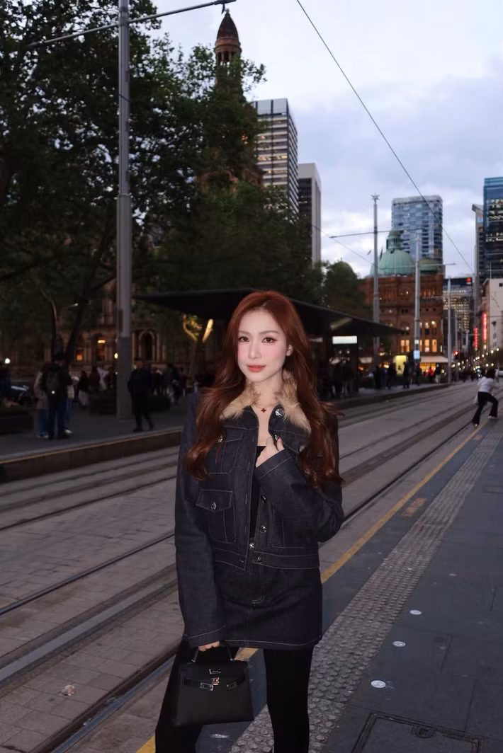 Vài năm trở lại đây, gu thời trang của Hòa Minzy liên tục nhận được những phản hồi tích cực. Nếu trước đây cô thường ưu tiên những bộ cánh nữ tính, nổi bật thì phong cách hiện tại có sự cân bằng rõ nét hơn giữa tính thời trang và khả năng ứng dụng. Ảnh: FB Hoà Minzy
