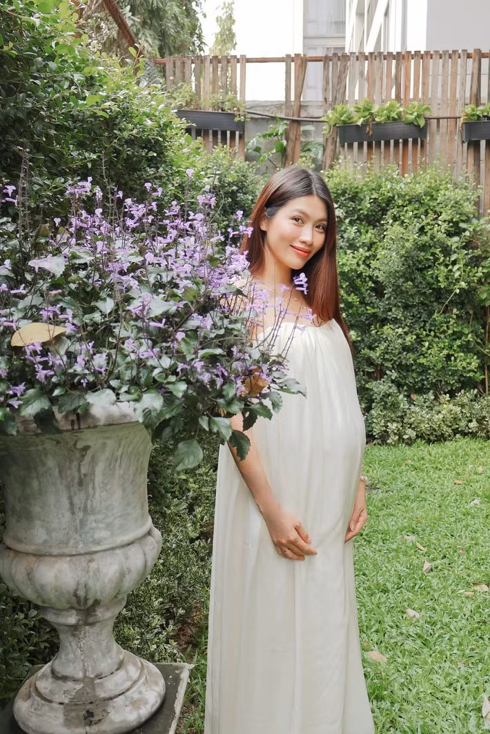 Những khoảnh khắc khi mang thai của Quỳnh Châu nhận nhiều lời khen từ người hâm mộ. Dù đang ở giai đoạn cuối của thai kỳ, Á hậu vẫn giữ được thần thái rạng rỡ cùng phong cách thời trang tinh tế.