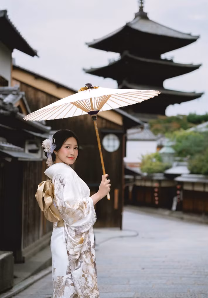 Thay vì xuất hiện với hình ảnh tiệc tùng hay những cuộc vui xa hoa, Doãn Hải My thường chia sẻ những khoảnh khắc đời thường bên chồng con. Sự đảm đang, khéo léo cùng cách vun vén tổ ấm khiến hình ảnh của bà xã Văn Hậu trở nên gần gũi hơn trong mắt người hâm mộ. Ảnh: FB Doan Hai My