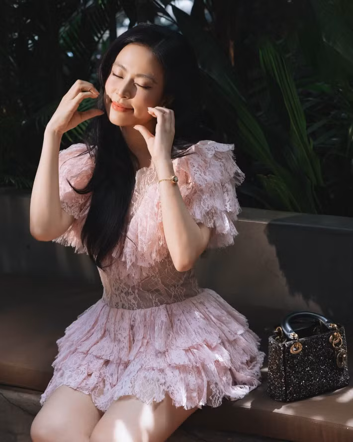 Bên cạnh gương mặt trẻ trung, vóc dáng của Hoàng Thùy Linh cũng là điểm được người hâm mộ quan tâm. Nữ ca sĩ duy trì hình thể cân đối, đặc biệt gây chú ý với đôi chân thon gọn khi diện những trang phục ngắn. Ảnh: FB Hoàng Thuỳ Linh
