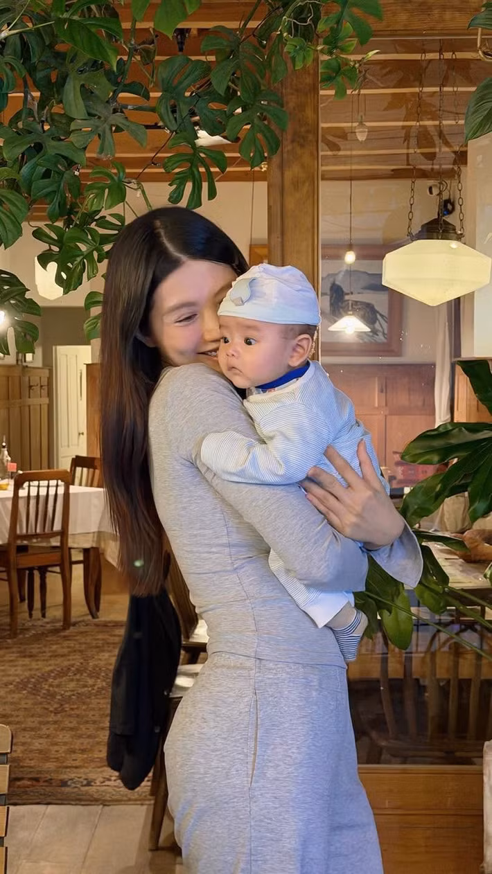 Màn tái xuất với sắc vóc ấn tượng của người đẹp gốc Lâm Đồng nhận được nhiều lời khen từ công chúng. Không ít người bày tỏ sự ngưỡng mộ cô nàng trước khả năng chăm sóc bản thân và duy trì phong độ sau hành trình làm mẹ. Ảnh: FB Chế Nguyễn Quỳnh Châu