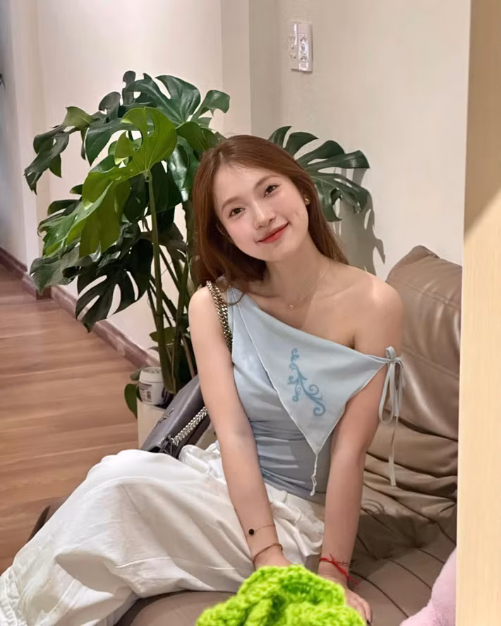 Đáng chú ý, vẻ đẹp của Khánh Vy không chỉ xuất hiện trong những bộ ảnh được đầu tư chỉn chu. Nhiều khoảnh khắc đời thường của cô cũng nhận được lời khen bởi vẻ ngoài tự nhiên, tươi tắn và tràn đầy sức sống. Ảnh: FB Khánh Vy