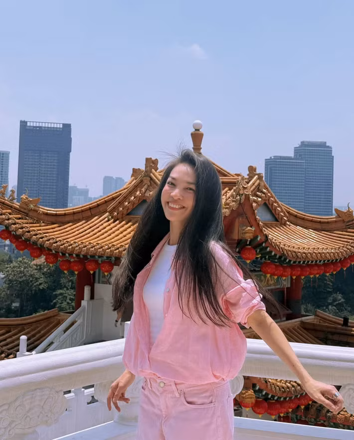Để duy trì ngoại hình như hiện tại, Hiền Thục từng chia sẻ cô dành khoảng 3-4 tiếng mỗi ngày cho việc làm đẹp, chăm sóc da và tập luyện. Đây được xem là một phần trong hành trình chăm sóc bản thân mà nữ ca sĩ duy trì trong nhiều năm. Ảnh: FB Hien Thuc