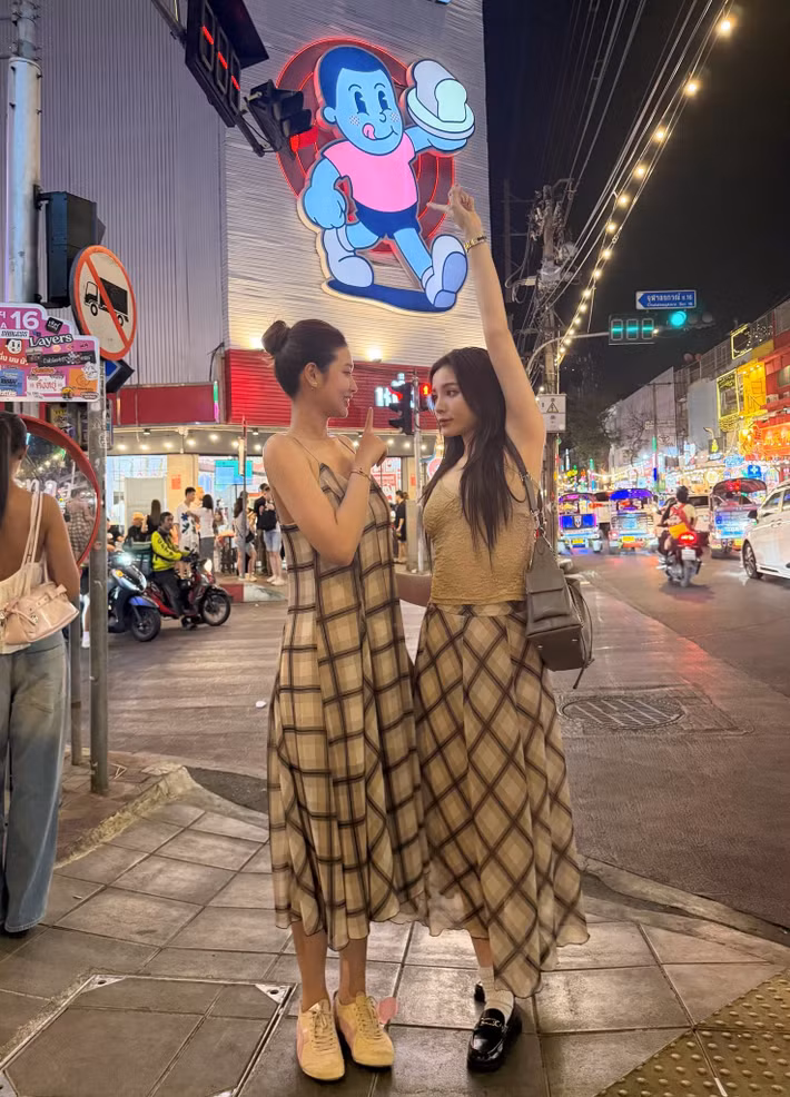 Sự gắn kết của cả hai thể hiện rõ qua cách họ tựa đầu, khoác tay và ánh mắt rạng rỡ dành cho nhau.
