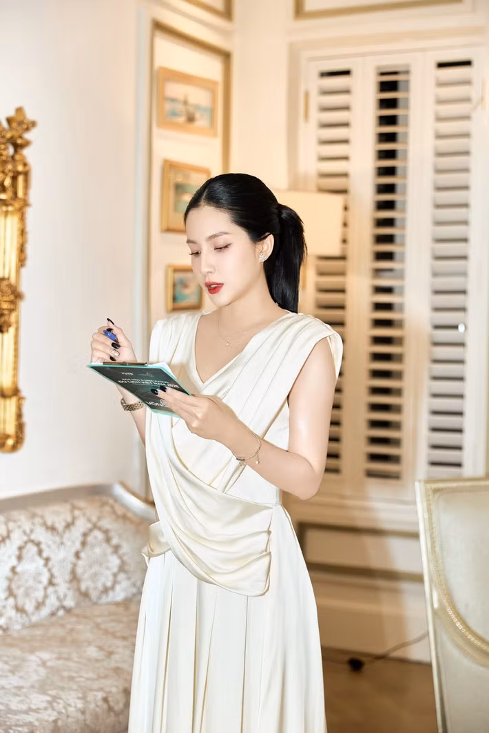 Từ cô gái mang vẻ đẹp trong veo trong những MV ca nhạc ngày nào, Thiên An hiện tại đã có sự thay đổi đáng chú ý về thần thái và phong cách. Nét đẹp mặn mà sau khi làm mẹ cùng gu thời trang ngày càng biến hóa giúp nữ diễn viên tiếp tục nhận được sự quan tâm mỗi khi xuất hiện trước công chúng. Ảnh: FB Thiên An