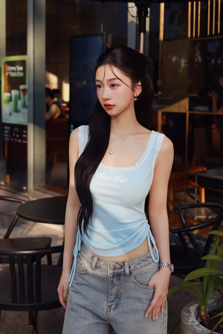 Trước khi được biết đến rộng rãi trên màn ảnh, Jun Vũ từng sang Thái Lan định cư từ năm 15 tuổi và hoạt động với vai trò người mẫu tuổi teen. Gương mặt thanh tú cùng thần thái nổi bật giúp cô sớm thu hút sự chú ý, từng được truyền thông Hàn Quốc và Trung Quốc nhắc đến với biệt danh “thiên thần Việt Nam”. Ảnh: FB Jun Vũ