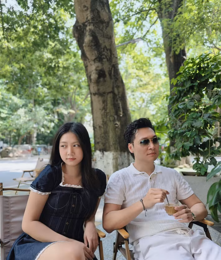 Mới đây, diễn viên Mạnh Trường đăng tải hình ảnh đi cà phê cùng con gái đầu lòng trên trang cá nhân. Khoảnh khắc đời thường của hai bố con nhận hàng chục nghìn lượt yêu thích, trong đó nhan sắc ngày càng nổi bật của Phương Linh trở thành tâm điểm chú ý. Ảnh: FB Nguyen Manh Truong