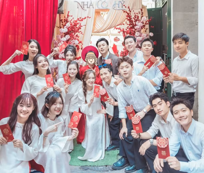 Dàn diễn viên phim "Đi giữa trời rực rỡ" cũng có mặt để chung vui và bê tráp cho đàn anh. Trong số đó có Long Vũ, Võ Hoài Vũ, Thùy Dương cùng các gương mặt quen thuộc của bộ phim, góp thêm không khí náo nhiệt cho ngày vui của cặp đôi. Ảnh: Tran Vuong Anh
