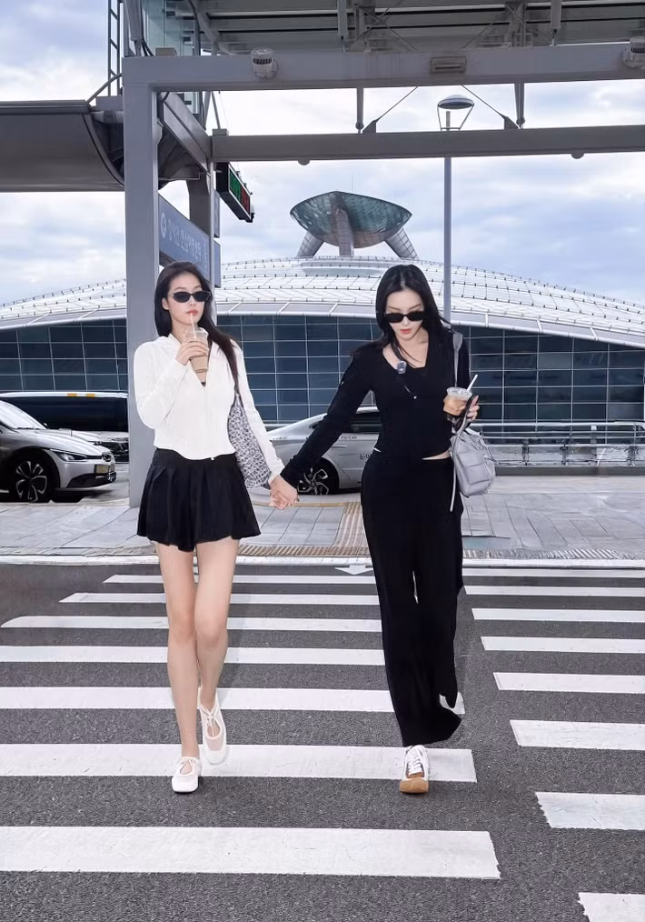 Việc thường xuyên sánh đôi trong những chuyến đi và hoạt động thường ngày cũng giúp sự đồng điệu về phong cách của hai người đẹp được thể hiện rõ hơn. Nhiều khán giả nhận xét Kỳ Duyên và Thiên Ân có những khoảnh khắc trông giống chị em. Ảnh: FB Nguyen Cao Ky Duyen