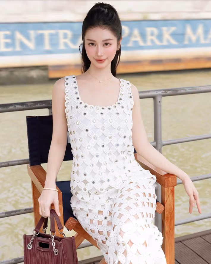 Điểm đáng chú ý trong phong cách của Jun Vũ là khả năng biến hóa linh hoạt giữa vẻ đẹp trong trẻo và hình ảnh gợi cảm. Thay vì chạy theo những thiết kế cầu kỳ, cô ưu tiên trang phục có tính ứng dụng cao, dễ phối đồ nhưng vẫn tạo được dấu ấn riêng. Ảnh: FB Jun Vũ