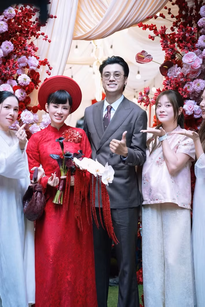 Từ chuyện tình kín tiếng đến lễ ăn hỏi được công khai, Vương Anh Ole và Ngọc Mai đã cùng nhau bước sang một dấu mốc mới. Người hâm mộ gửi lời chúc phúc và mong chờ ngày cặp đôi chính thức về chung một nhà.