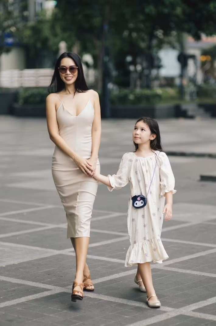 Không chỉ có gương mặt sáng, Myla còn được khen ngợi bởi vóc dáng cao ráo. Nhờ thừa hưởng gen từ người mẹ siêu mẫu, cô bé sở hữu đôi chân thon dài và dáng đứng khá tự tin.