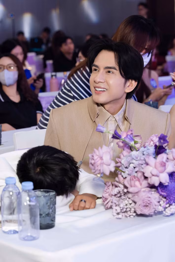 Đan Trường từng thừa nhận việc duy trì diện mạo trẻ trung không hoàn toàn đến từ yếu tố tự nhiên. Nam ca sĩ cho biết anh có sử dụng mỹ phẩm và áp dụng các phương pháp làm đẹp bằng công nghệ cao. Ảnh: FB Đan Trường