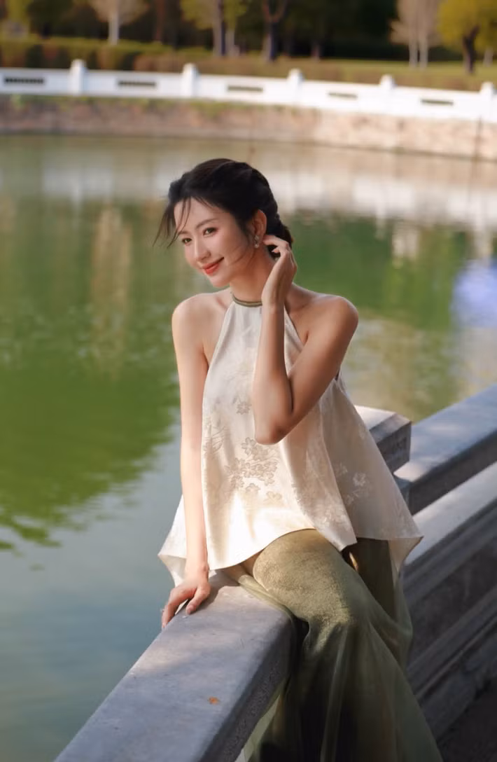 Ở tuổi 27, diễn viên Nguyễn Ngọc Huyền đang cho thấy sự thay đổi rõ nét về hình ảnh. Không còn gắn liền với vẻ ngoài nhí nhảnh, trong trẻo của Vân Vân trong Thương ngày nắng về, nữ diễn viên ngày càng tự tin theo đuổi phong cách trưởng thành. Ảnh: FB Nguyễn Ngọc Huyền