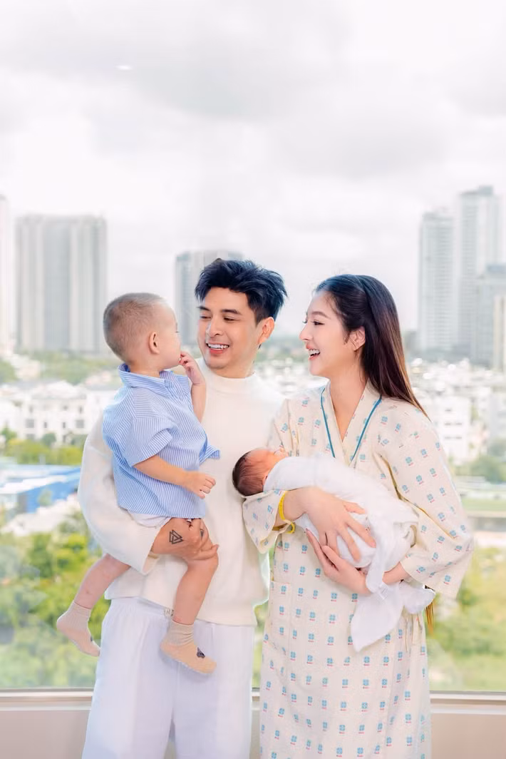 Hồ Quang Hiếu là ca sĩ được đông đảo khán giả biết đến qua nhiều ca khúc nổi tiếng, trong đó có Con bướm xuân. Bà xã Tuệ Như là người mẫu sinh năm 2000, kém chồng 17 tuổi. Ảnh: FB Hồ Quang Hiếu