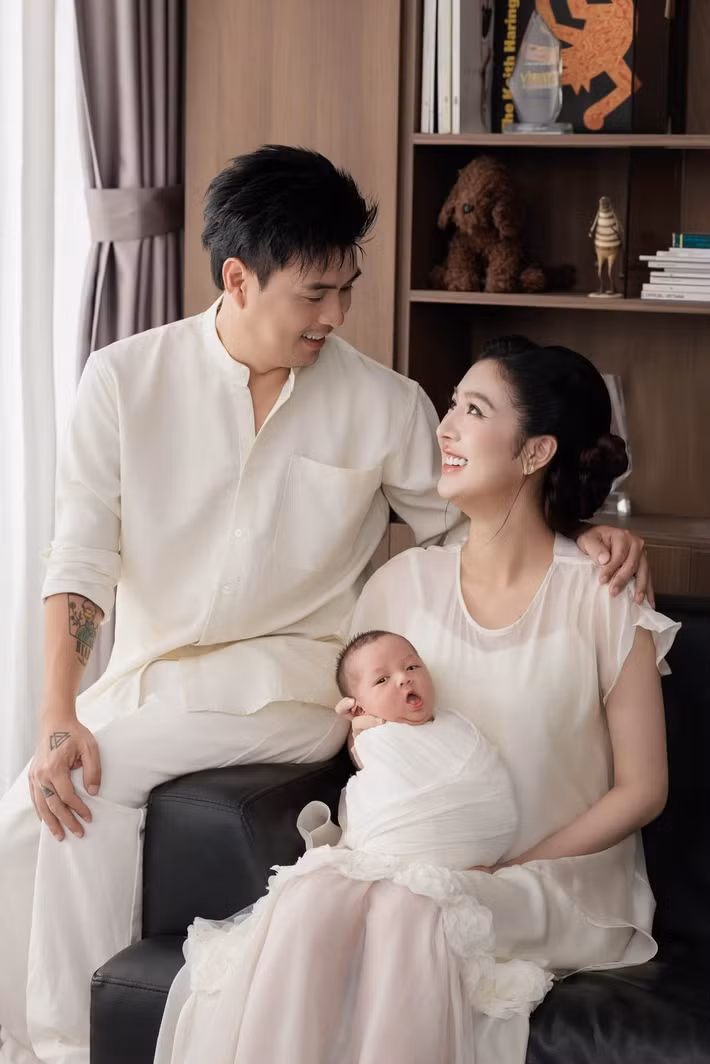 Hồ Quang Hiếu đăng tải loạt ảnh ghi lại những khoảnh khắc ấm áp bên bà xã Tuệ Như và hai con trai. Đây cũng là lần đầu nam ca sĩ công khai diện mạo quý tử thứ hai sau khi em bé chào đời. Ảnh: FB Hồ Quang Hiếu
