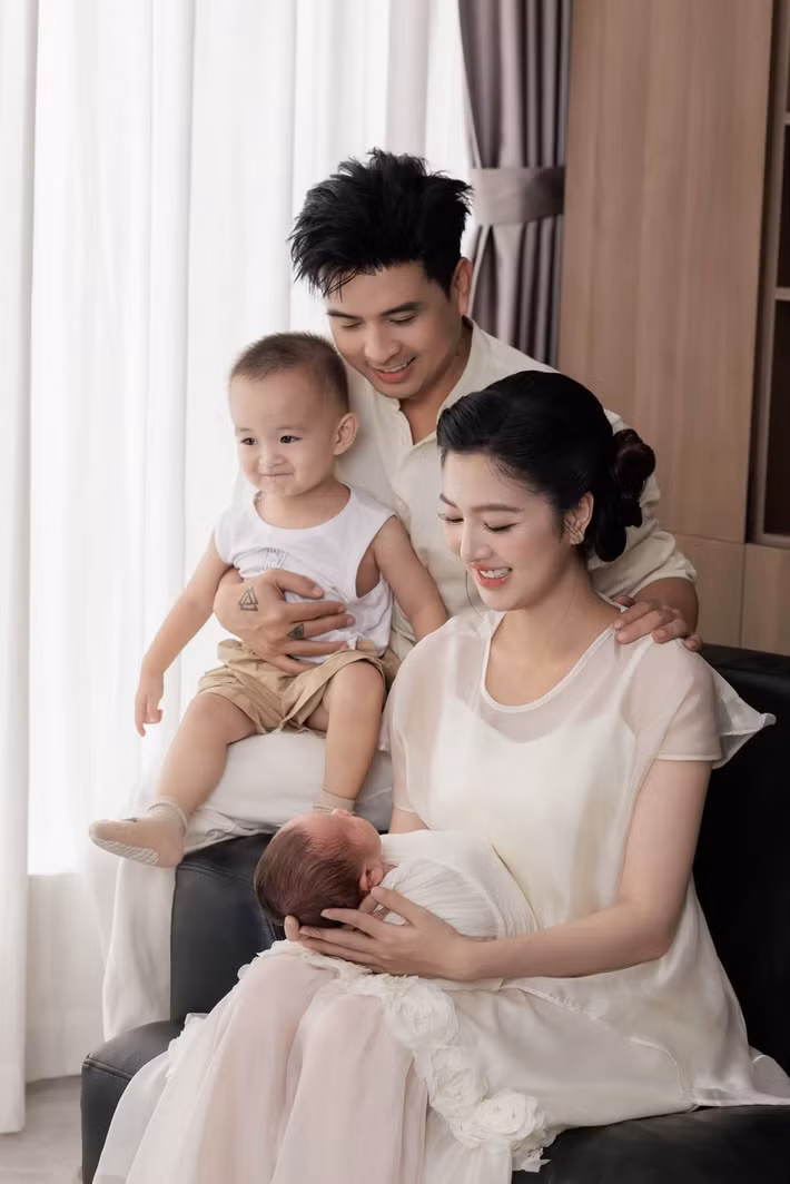 Ngay sau khi bộ ảnh được đăng tải, nhiều cư dân mạng để lại bình luận chúc mừng gia đình Hồ Quang Hiếu. Không ít người gửi lời chúc sức khỏe đến Tuệ Như và em bé, đồng thời bày tỏ sự thích thú trước những khoảnh khắc đáng yêu của hai anh em. Ảnh: FB Hồ Quang Hiếu