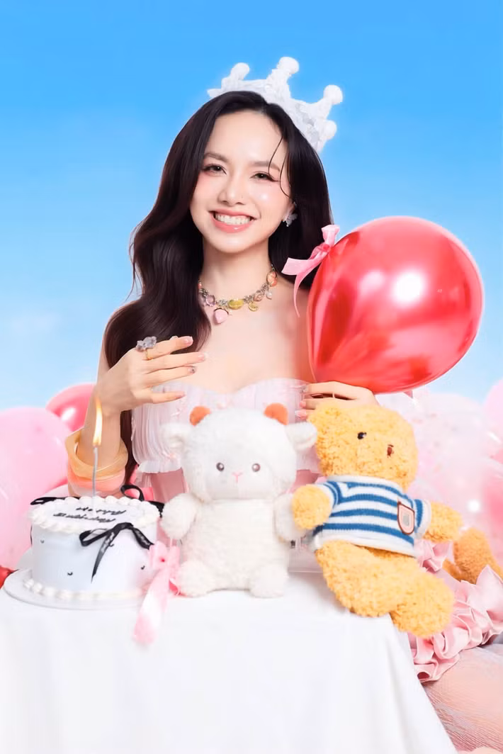 Trong hành trình làm phim, Đinh Ngọc Diệp đồng hành cùng ông xã Victor Vũ ở nhiều dự án như "Mắt biếc", "Thiên thần hộ mệnh" và "Người vợ cuối cùng". Việc cùng nhau tham gia các công việc liên quan đến sản xuất giúp hai vợ chồng có thêm sự gắn kết trong cả cuộc sống lẫn sự nghiệp. Sự phối hợp giữa họ cũng nhận được sự quan tâm của khán giả yêu điện ảnh. Ảnh: FB Dinh Ngoc Diep