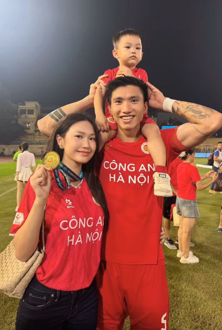 Cuối năm 2023, Doãn Hải My và Đoàn Văn Hậu chính thức về chung một nhà sau khoảng 3 năm hẹn hò kín tiếng. Đám cưới của cặp đôi nhanh chóng gây chú ý, được nhiều người ví như một “đám cưới cổ tích” của làng bóng đá Việt. Ảnh: FB Doan Hai My