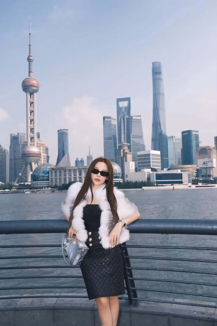 Không chỉ ngoại hình, gu thời trang của Huyền Baby cũng nhận được nhiều lời khen. Thay vì ưu tiên những thiết kế quá cầu kỳ, cô thường lựa chọn trang phục có phom dáng đơn giản, chú trọng chất liệu, đường cắt và cách phối phụ kiện. Sự kết hợp hài hòa giữa áo lông, chân váy đen, giày cao gót và kính mắt tạo nên hình ảnh vừa hiện đại vừa phảng phất nét cổ điển. Ảnh: FB Huyền Baby
