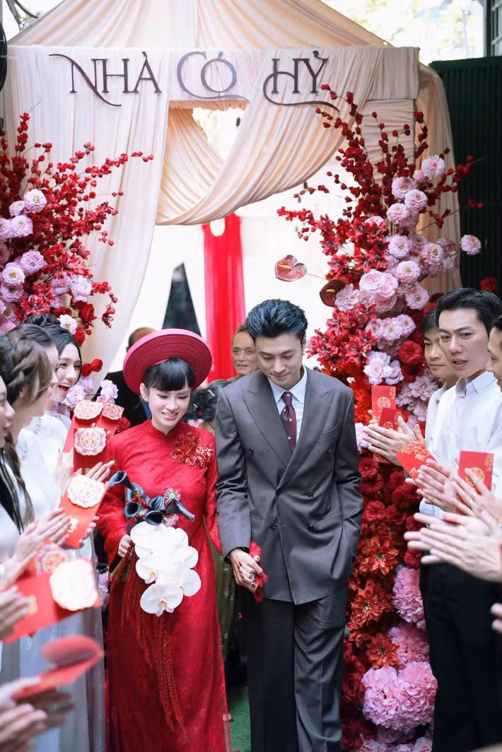 Sau thời gian yêu đương khá kín tiếng, Vương Anh Ole bất ngờ chia sẻ loạt ảnh lễ ăn hỏi cùng bạn gái Ngọc Mai diễn ra ngày 18/10. Thông tin nhanh chóng thu hút sự chú ý bởi nam diễn viên vốn ít công khai chuyện tình cảm trên mạng xã hội. Ảnh: Hà Cúc