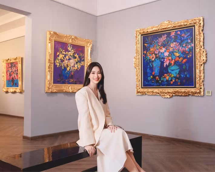 Phong cách thời trang của Đặng Thu Thảo cũng không thay đổi quá nhiều theo thời gian. Cô thường ưu tiên những bộ trang phục đơn sắc, màu sắc nhã nhặn, phom dáng tinh giản và hạn chế các chi tiết cầu kỳ. Ảnh: FB Dang Thu Thao