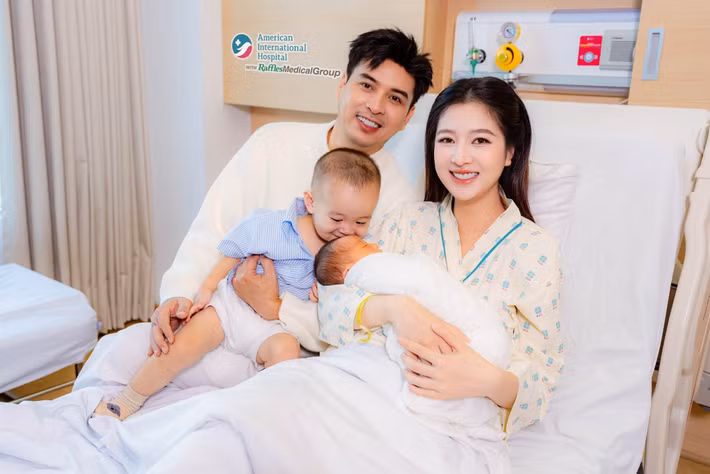 Đối với Hồ Quang Hiếu, làm bố không chỉ là chăm sóc và nuôi dưỡng con mà còn là trách nhiệm trở thành tấm gương để các bé noi theo. Anh mong muốn các con lớn lên trong môi trường đầy đủ tình yêu thương, được bố mẹ đồng hành và định hướng. Ảnh: FB Hồ Quang Hiếu