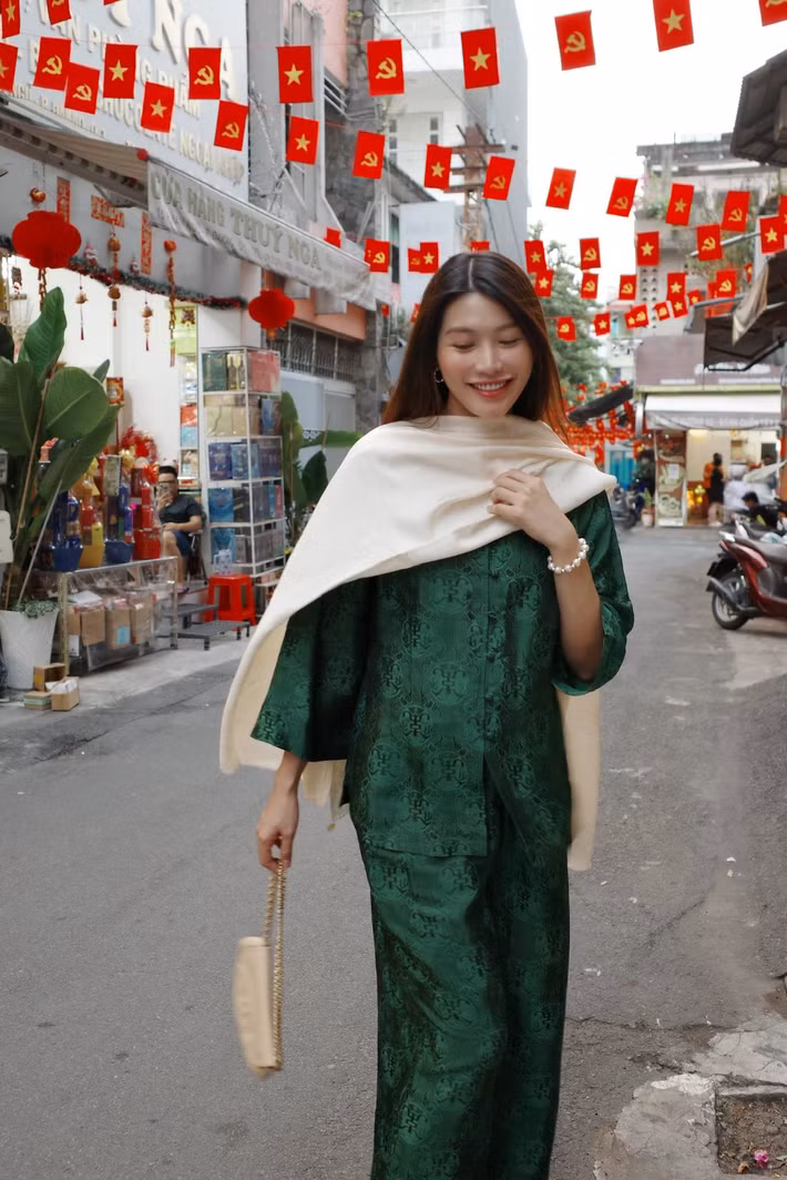 Ở những tháng cuối của thai kỳ, Quỳnh Châu vẫn tự tin diện nhiều kiểu trang phục, cô vẫn đi dự sự kiện, đi du lịch,...