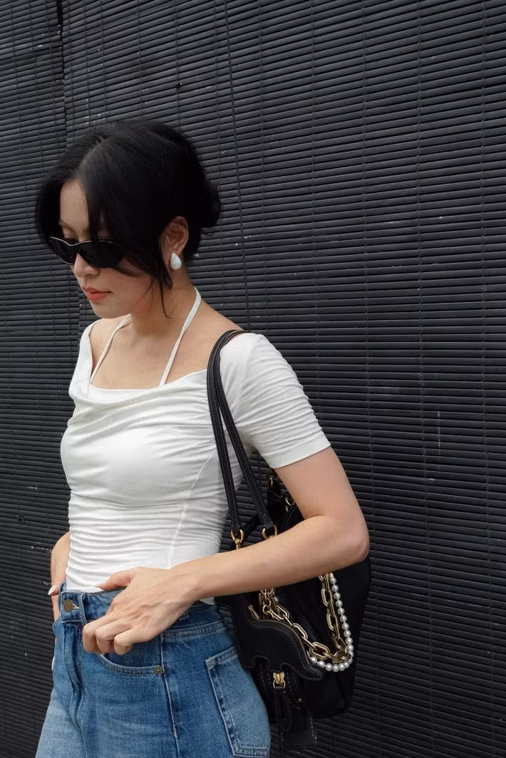 Mỗi khoảnh khắc được nữ ca sĩ chia sẻ đều dễ dàng nhận được sự quan tâm và những lời khen về diện mạo. Ảnh: FB Hoàng Thuỳ Linh