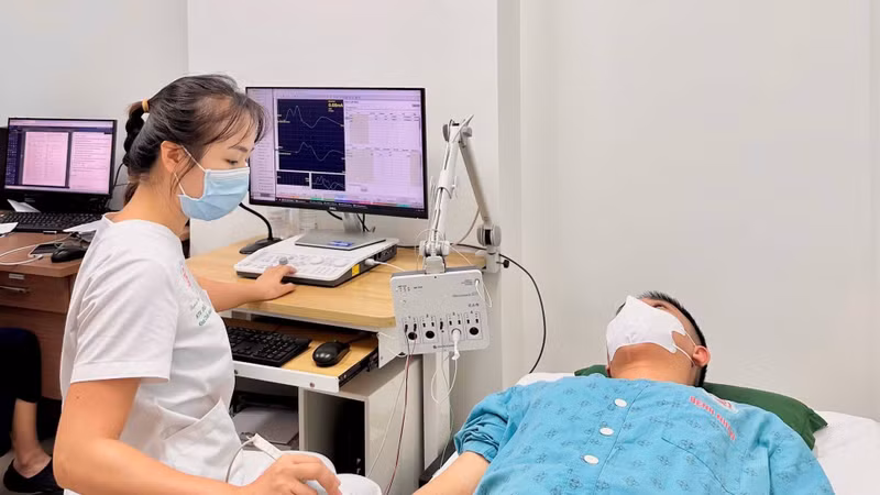 Thanh niên 24 tuổi tổn thương thần kinh sau 2 năm hít bóng cười