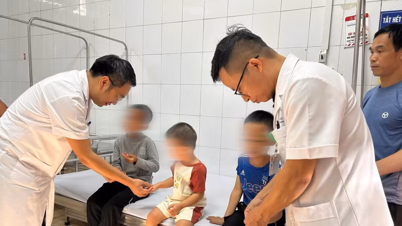 Phẫu thuật tạo hình cho trẻ bị thừa ngón tay