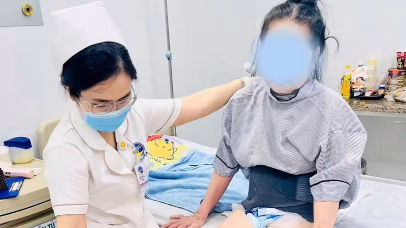 Trì hoãn phẫu thuật cột sống gây biến chứng nặng, nguy hiểm tính mạng