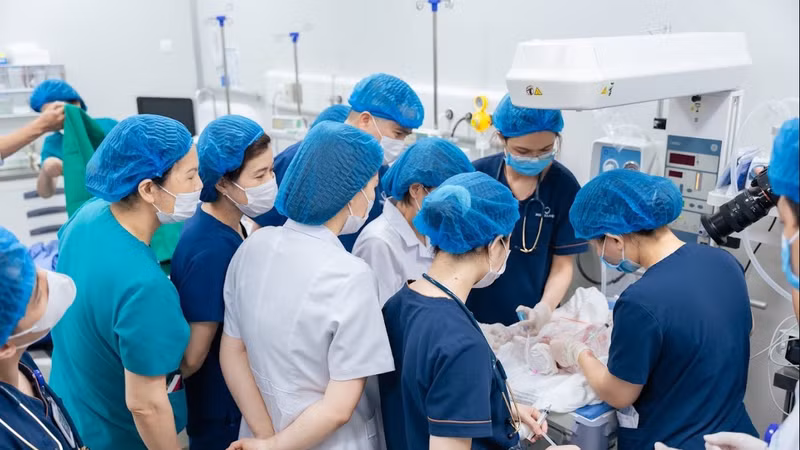Ca sinh tam thai kỳ diệu: 36 giờ giữ lại hai bé trong bụng mẹ