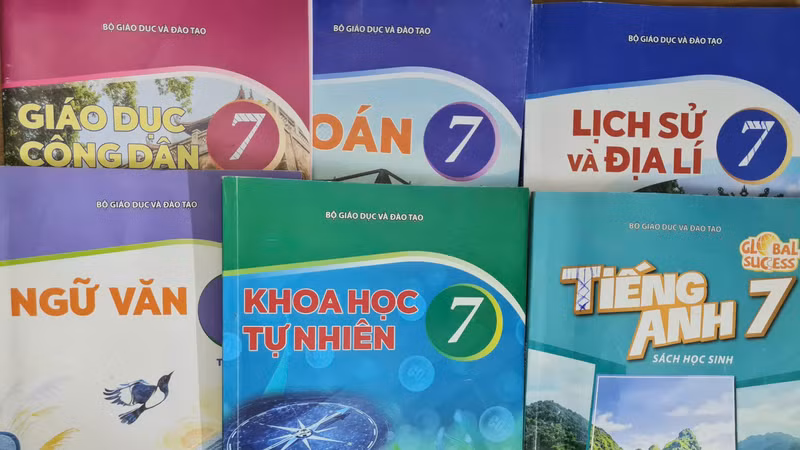 Địa phương thông tin miễn phí SGK - Nguồn cơn của việc thiếu sách? 