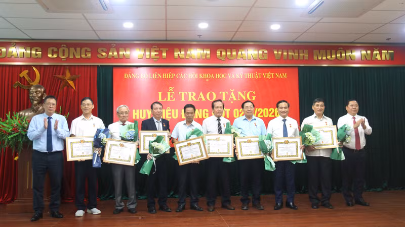 Trao Huy hiệu Đảng cho 111 đảng viên Liên hiệp hội Việt Nam