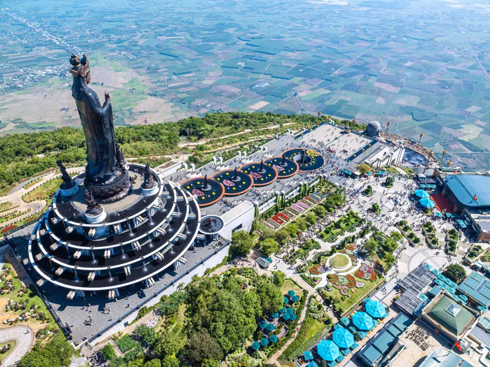 Với độ cao khoảng 986 m so với mực nước biển, núi Bà Đen từ lâu đã là điểm đến quen thuộc của du khách khi ghé Tây Ninh. Không chỉ nổi tiếng với du lịch tâm linh, nơi đây còn gây ấn tượng bởi cảnh quan thiên nhiên đa dạng, thay đổi theo từng mùa trong năm.
