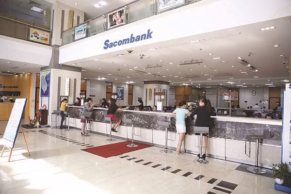 Khách hàng giao dịch tại Sacombank. Ảnh: Thành Hoa