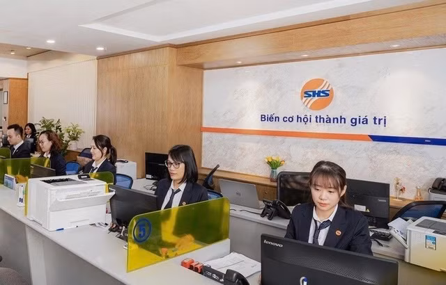 SHS lai truoc thue gan 326 ty dong trong quy 1, giam 26%