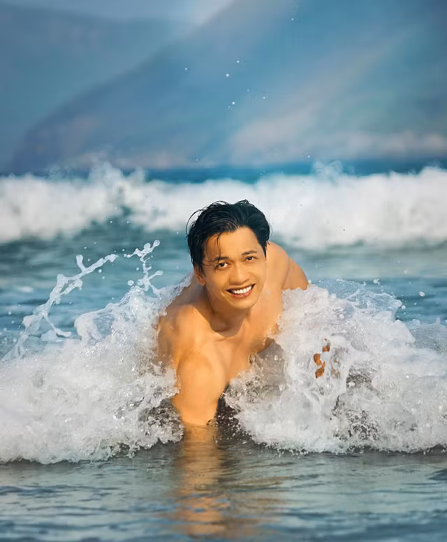 Vẻ lịch lãm, đẹp trai của Chủ tịch Ngân hàng ACB Trần Hùng Huy - Hình 3 Ve lich lam, dep trai cua Chu tich Ngan hang ACB Tran Hung Huy-Hinh-3