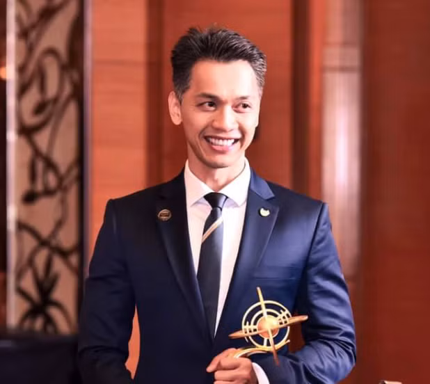 Vẻ lịch lãm, đẹp trai của Chủ tịch Ngân hàng ACB Trần Hùng Huy - Hình 2 Ve lich lam, dep trai cua Chu tich Ngan hang ACB Tran Hung Huy-Hinh-2