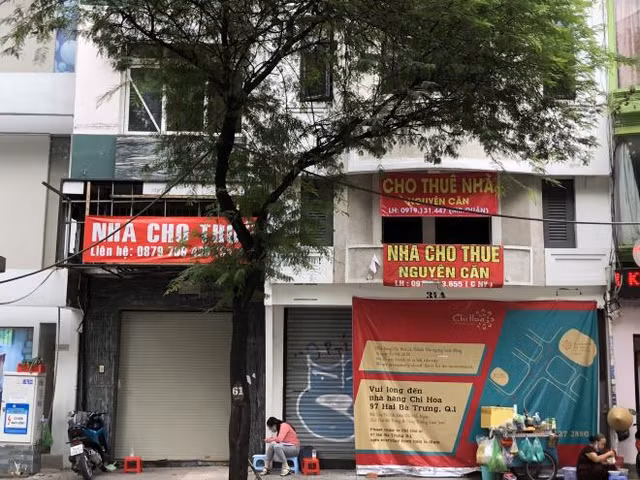 Mat bang ban le hau COVID-19: Nha pho that the, trung tam thuong mai len ngoi