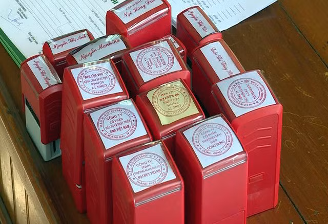 Cựu cán bộ ngân hàng Sacombank bán thông tin cho tội phạm - Hình 2 Cuu can bo ngan hang Sacombank ban thong tin cho toi pham-Hinh-2