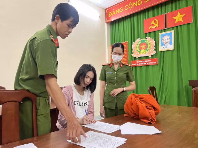 Can canh nhan nhac nguoi mau Ngoc Trinh luc bi cong an doc lenh bat-Hinh-2