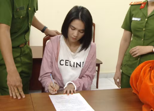 Can canh nhan nhac nguoi mau Ngoc Trinh luc bi cong an doc lenh bat-Hinh-3