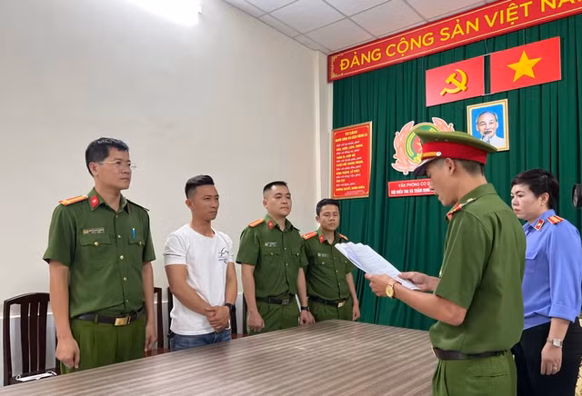 Can canh nhan nhac nguoi mau Ngoc Trinh luc bi cong an doc lenh bat-Hinh-8