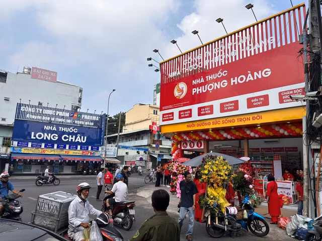 He lo danh tinh bat ngo cua nguoi dung sau nha thuoc Phuong Hoang