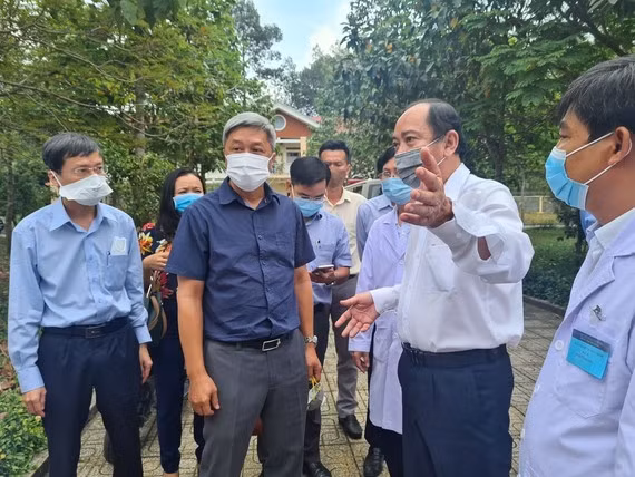 Những hình ảnh xông pha vào vùng dịch Covid của Thứ trưởng Y tế Nguyễn Trường Sơn - Hình 7 Nhung hinh anh xong pha vao vung dich Covid cua Thu truong Y te Nguyen Truong Son-Hinh-7