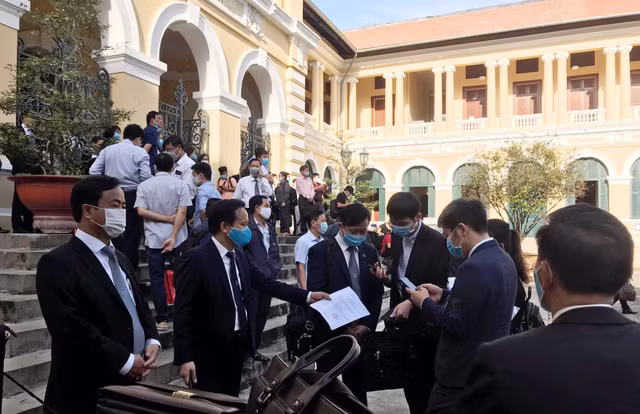 Hình ảnh ông Đinh La Thăng đeo kính đen cùng 18 bị cáo ra toà ở TP HCM - Hình 9 Hinh anh ong Dinh La Thang deo kinh den cung 18 bi cao ra toa o TP HCM-Hinh-9