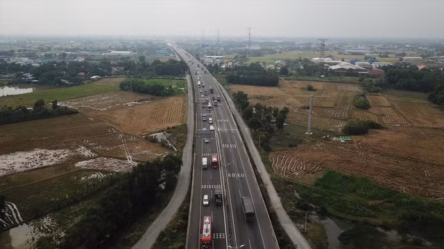 Hình ảnh ông Đinh La Thăng đeo kính đen cùng 18 bị cáo ra toà ở TP HCM - Hình 6 Hinh anh ong Dinh La Thang deo kinh den cung 18 bi cao ra toa o TP HCM-Hinh-6